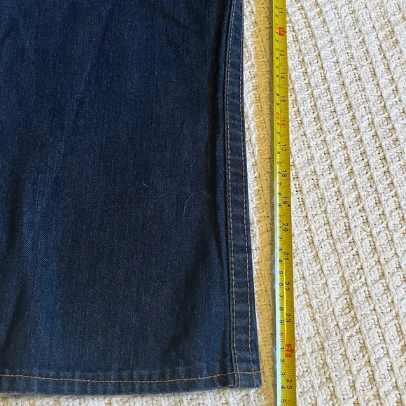 True religion billy bootcut in a 33. Perfect for petite shorter gals out there! - Picture 11 of 11